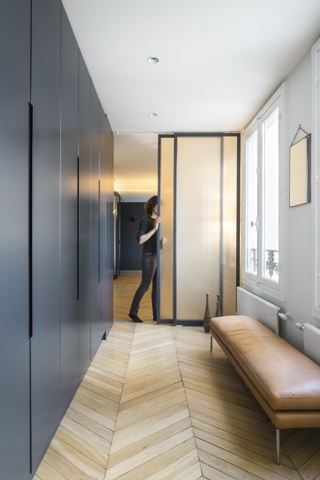 "L'espace vie" peut être séparé de "l'espace nuit" par ces portes coulissantes vitrées sur mesure.