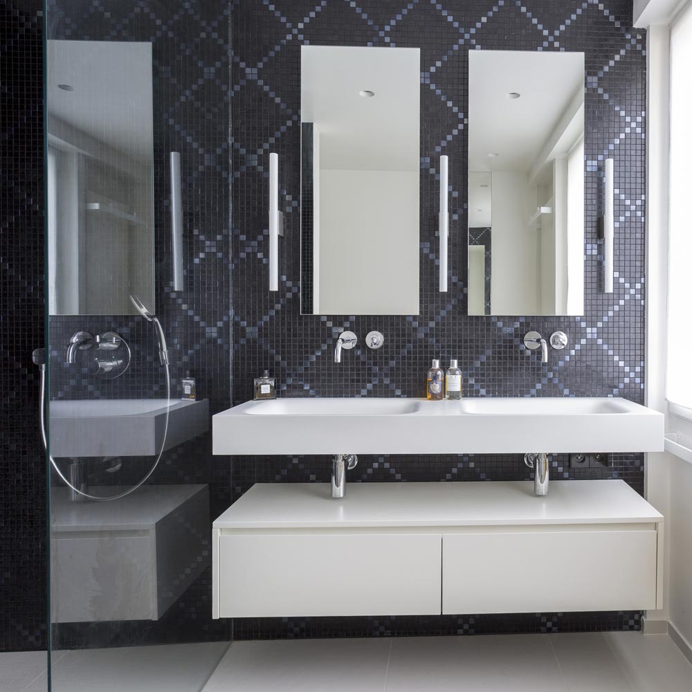 salle d'eau mosaique noire motif corian