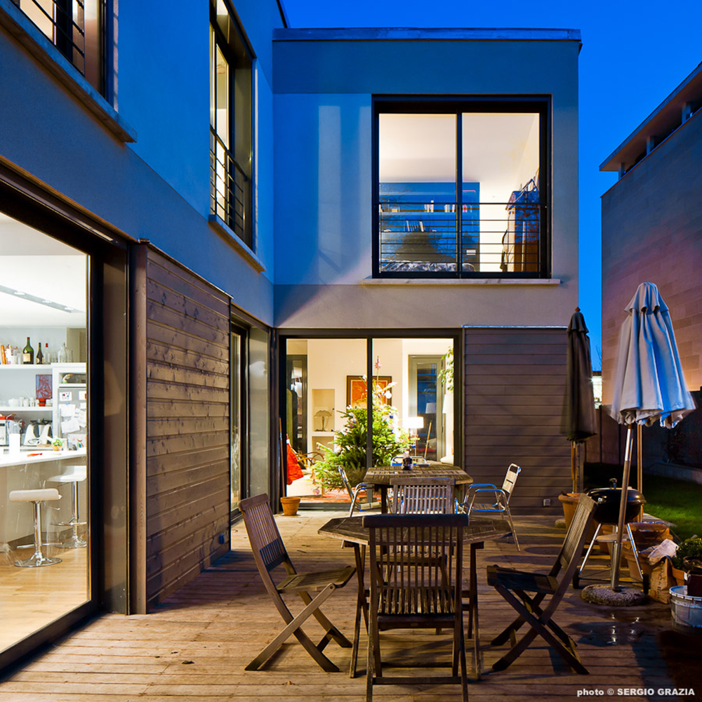 maison contemporaine lumiere nuit baie vitree terrasse