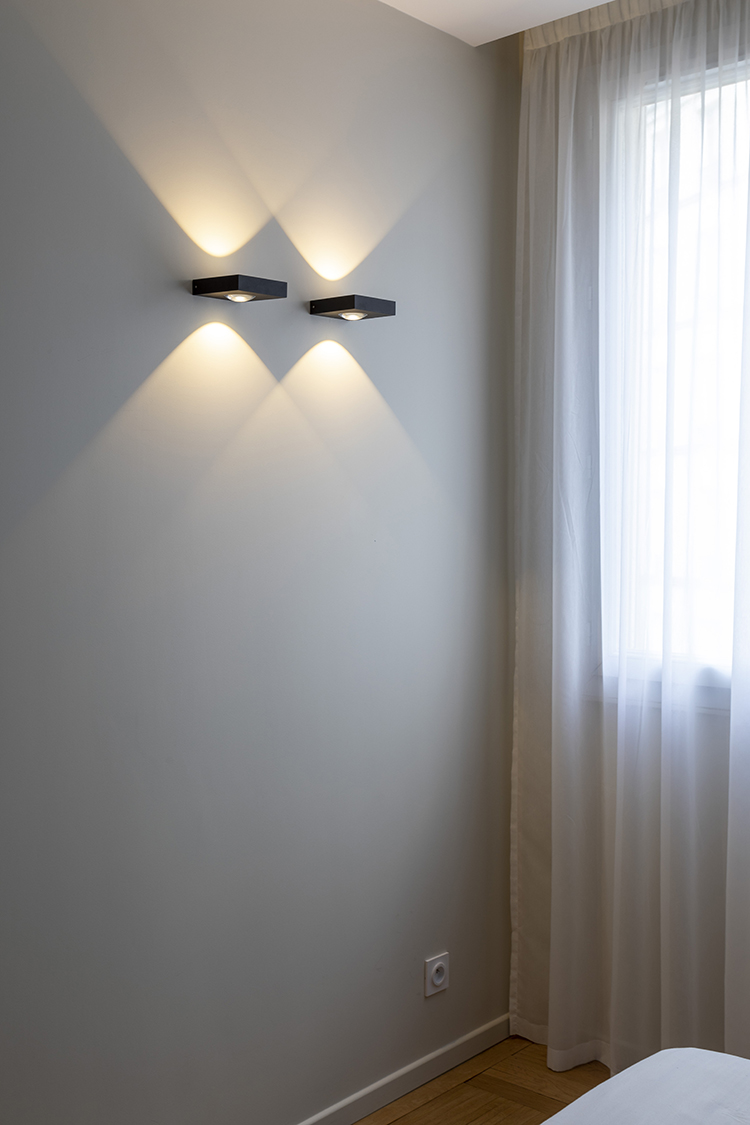 chambre plafond rideaux integres appliques marset