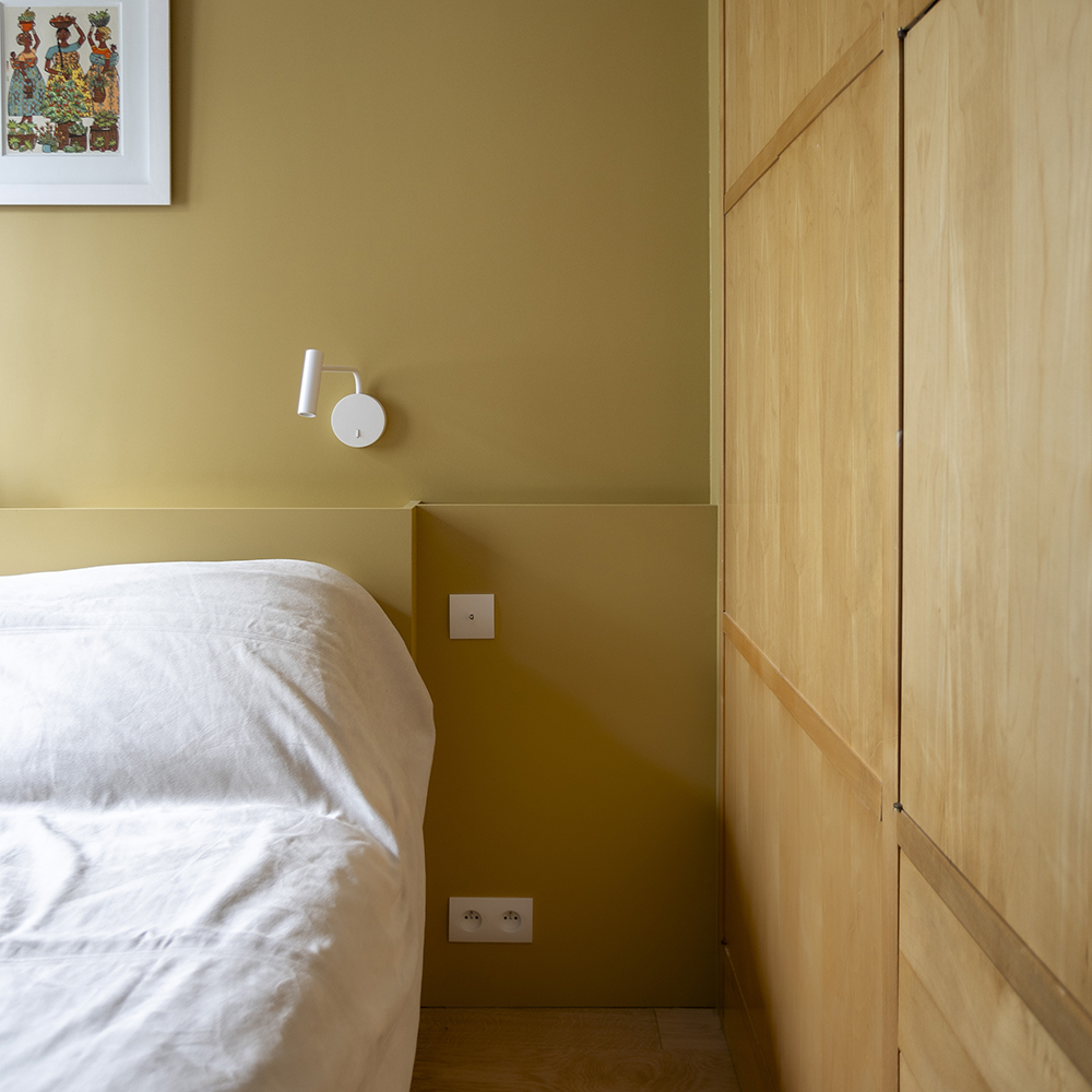 chambre tete de lit couleur ocre liseuse