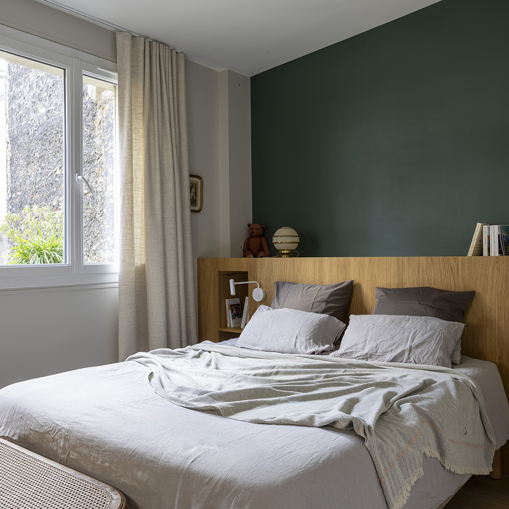 chambre tête de lit shinoki peinture couleur vert fonce liseuse