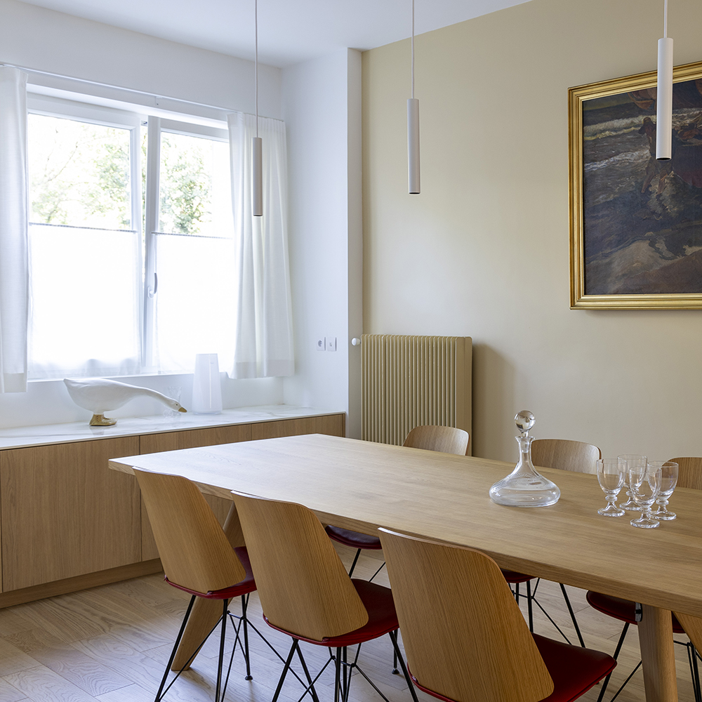 salle a manger table le corbusier suspension jaune ocre