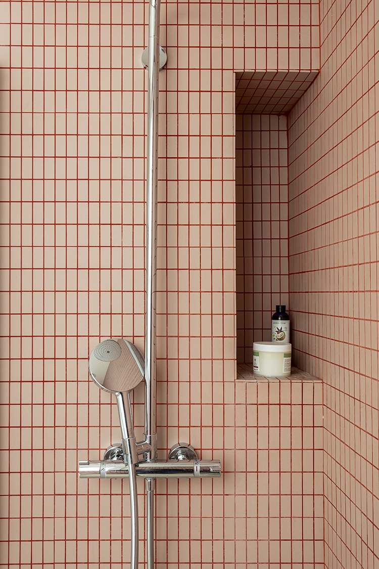 salle de bain winckelmans rose joints rouges