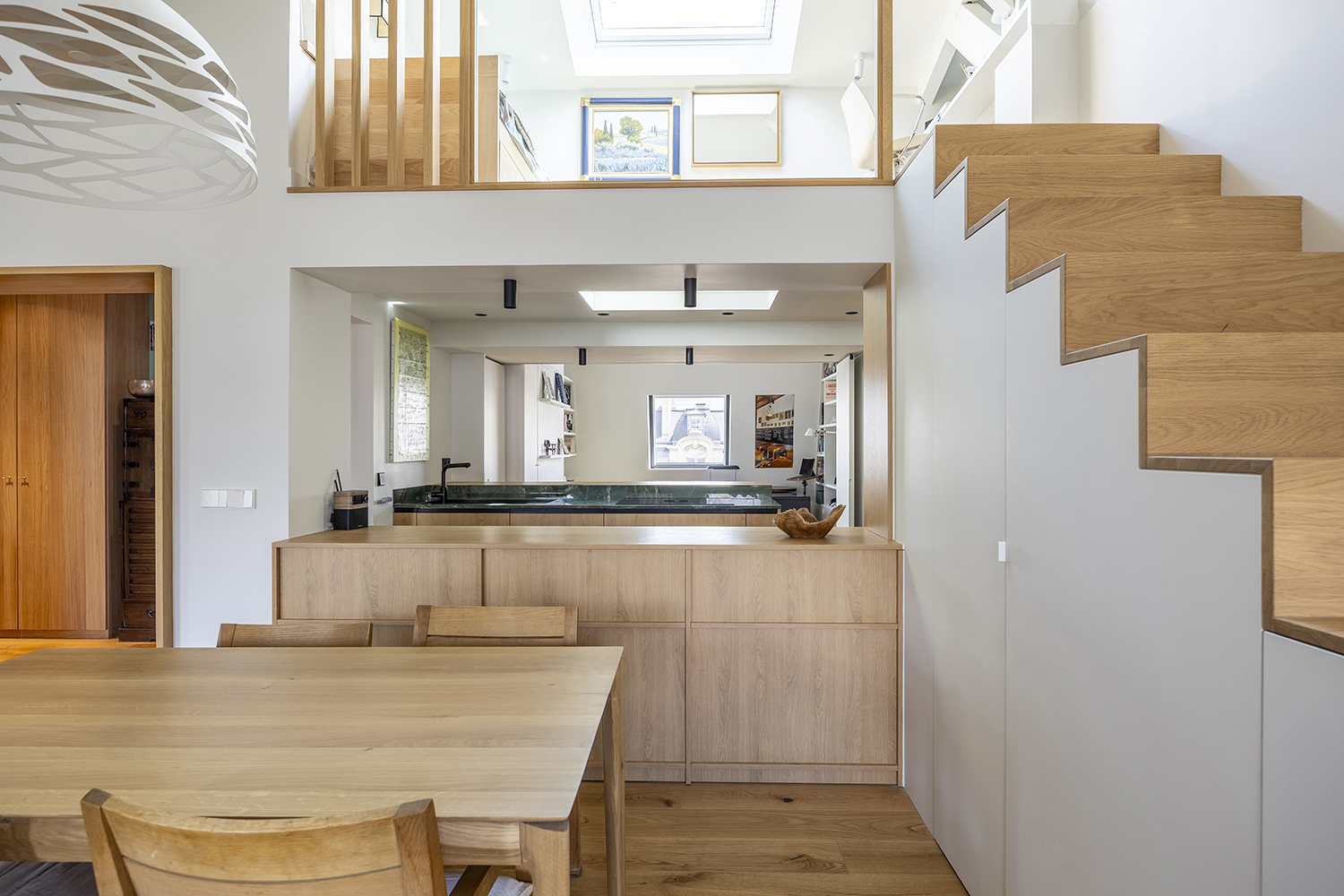 cuisine ouverte traversante extension chene clair claustra portes escamotables