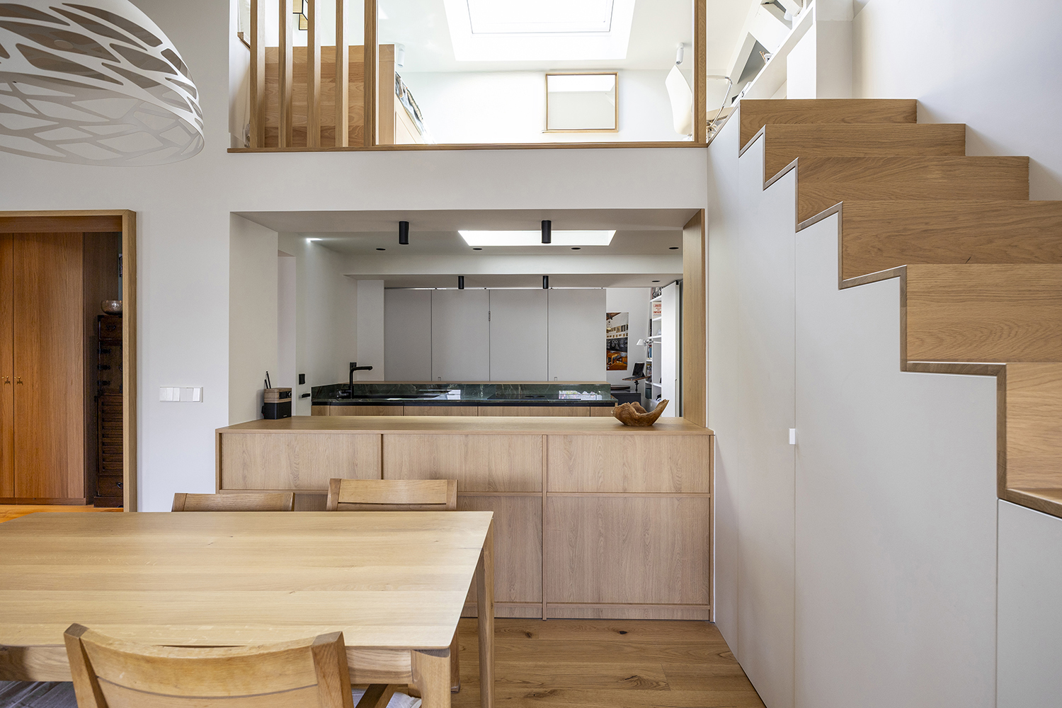 cuisine ouverte traversante extension chene clair claustra portes escamotables