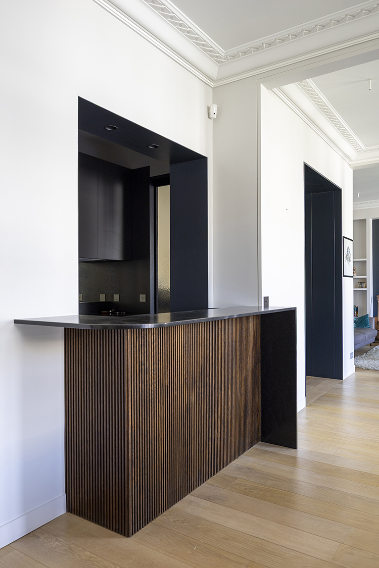 ouverture bar granit noir encadrement noir bois strie